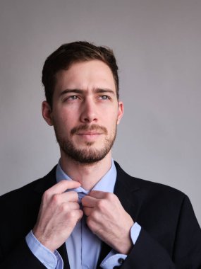 Güzel giyimli, ceketli, takım elbiseli beyaz bir adamın pasaport fotoğrafı.