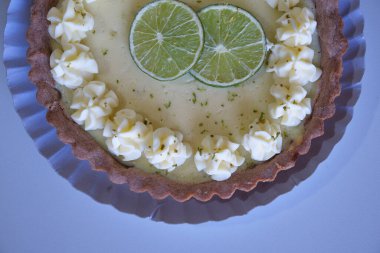 Limonlu turta. Limonlu turta ve samur hamurlu krema. 