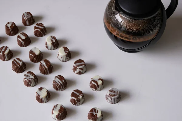 Косточки Укусы Белого Шоколада Молочного Шоколада Темного Шоколада Наполненные Фундуком — стоковое фото