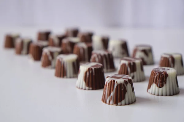 Bombones Mordeduras Chocolate Blanco Chocolate Con Leche Chocolate Negro Rellenos — Foto de Stock