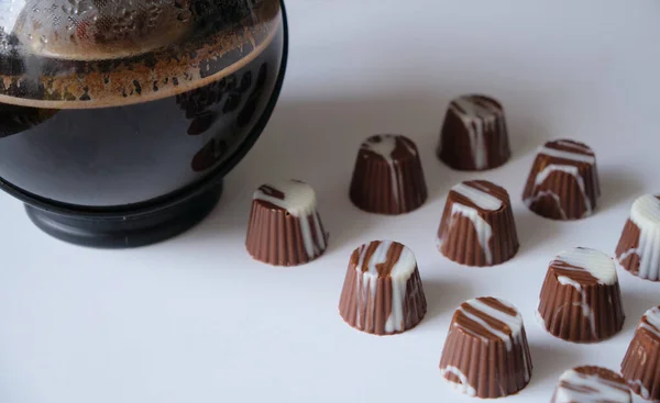 Косточки Укусы Белого Шоколада Молочного Шоколада Темного Шоколада Наполненные Фундуком — стоковое фото