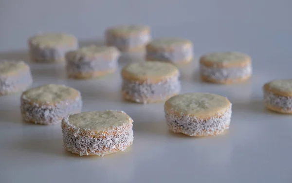 Fécule Maïs Alfajores Remplies Dulce Leche Saupoudrées Noix Coco Râpée — Photo