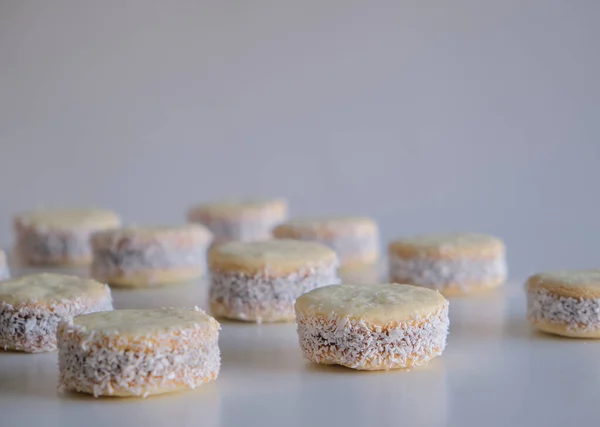 Almidón Maíz Alfajores Rellenos Dulce Leche Espolvoreados Con Coco Rallado —  Fotos de Stock