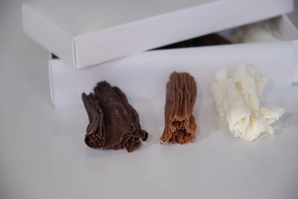 Schokoladenbrötchen Brennholz Aus Schokolade Hausgemachte Dunkle Weiße Und Milchschokoladensticks — Stockfoto