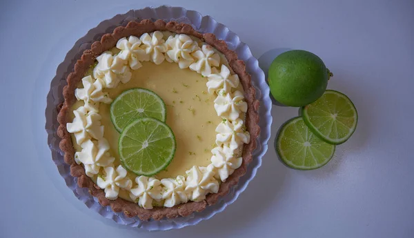 Schlüssellindenkuchen Limettenkuchen Und Schlagsahne Mit Zobelteig — Stockfoto