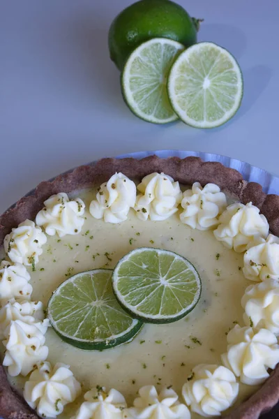 Schlüssellindenkuchen Limettenkuchen Und Schlagsahne Mit Zobelteig — Stockfoto