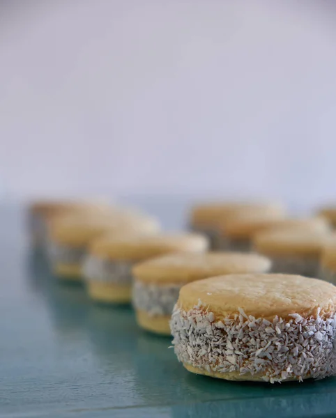 Tradición Argentina Foto Cerca Deliciosos Alfajores Maicena Sobre Mesa Frente — Foto de Stock