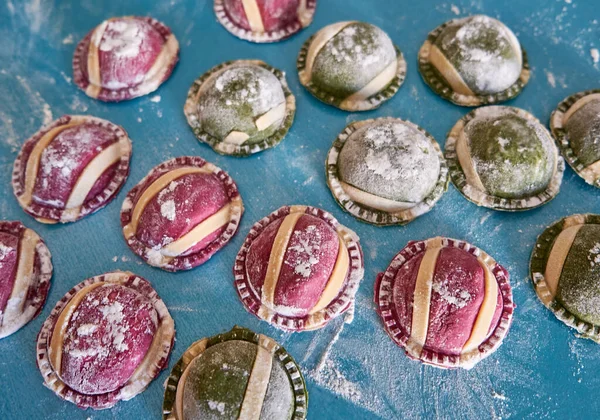 Foto Einer Masse Von Nudeln Verschiedenen Farben Rot Gelb Und — Stockfoto