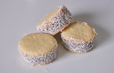 Arjantin geleneği: Yerba eşinin sıcak karışımının önündeki masada lezzetli mısır nişastasının yakın plan fotoğrafı.