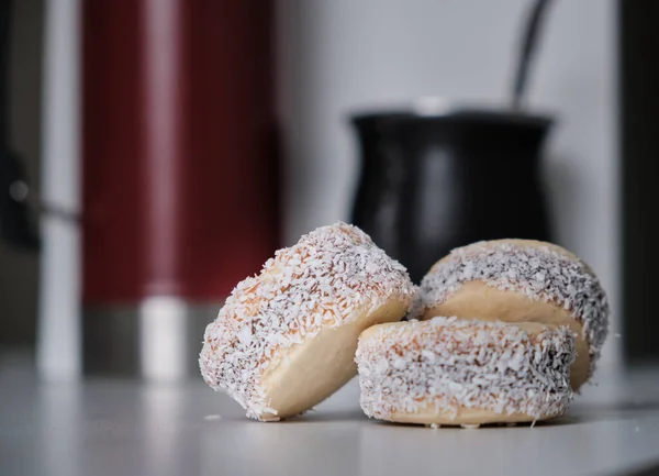 Tradición Argentina Foto Cerca Deliciosos Alfajores Maicena Sobre Mesa Frente — Foto de Stock