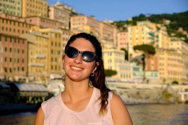Młoda Modelka Okularach Przeciwsłonecznych Wybrzeżu Plaża Camogli Liguria Włochy Kolorowymi — Zdjęcie stockowe