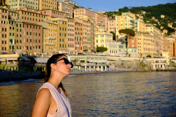 Młoda Modelka Okularach Przeciwsłonecznych Wybrzeżu Plaża Camogli Liguria Włochy Kolorowymi — Zdjęcie stockowe