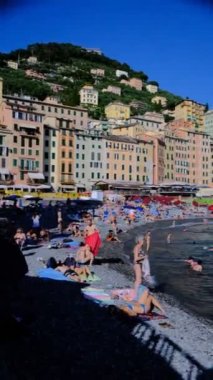 İtalya 'nın Camogli kıyı şeridinin yavaş çekim videosu. Arkasında da rengarenk evler, dağlar ve deniz...