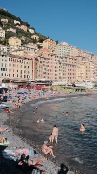 Видео Замедленного Движения Береговой Линии Камогли Италия Красочными Домами Позади — стоковое видео