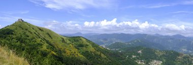 Diamante Kalesi 'nin yaprak yayından panoramik bir manzara, LA Mura, Cenova, Liguria, İtalya' da