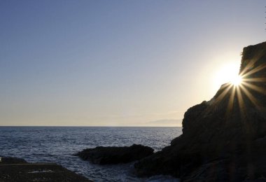 Camogli kıyı şeridindeki kayalıklarda güneş yıldızı