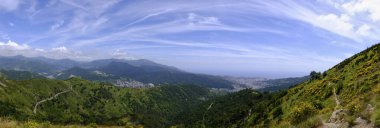 Vadinin panoramik manzarası, dağlar, kıyı şeridi ve Diamante kalesinden Cenova şehri.