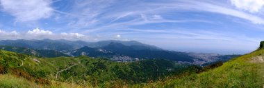 Vadinin panoramik manzarası, dağlar, kıyı şeridi ve Diamante kalesinden Cenova şehri.