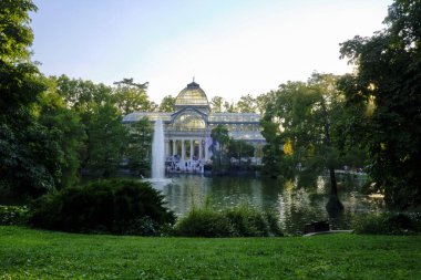 Kristal Saray 'ın uzun soluklu görüntüsü, Parque Del Retiro, Madrid