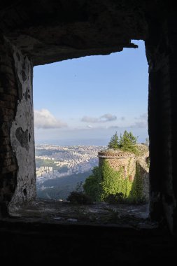 Speron Kalesi 'nin penceresinden Cenova' nın görüntüsü