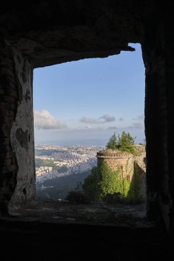 Speron Kalesi 'nin penceresinden Cenova' nın görüntüsü