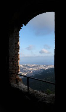 Speron Kalesi 'nin penceresinden Cenova' nın görüntüsü