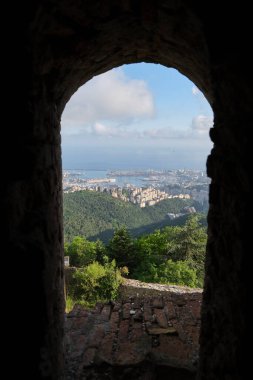 Speron Kalesi 'nin penceresinden Cenova' nın görüntüsü