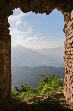Speron Kalesi 'nin penceresinden Cenova' nın görüntüsü