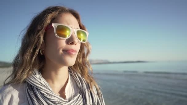 Głowa Ramiona Blisko Pięknej Białej Blondynki Plaży Zdejmującej Okulary Przeciwsłoneczne — Wideo stockowe