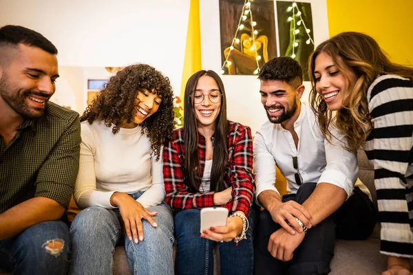 Ομάδα Πολυεθνικών Νεαρών Φίλων Στο Σπίτι Κάθονται Στον Καναπέ Διασκεδάζοντας — Φωτογραφία Αρχείου