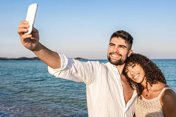 Young Mixed Race Lovers Couple Sunset Standing Seashore Makes Self — Stock Photo, Image