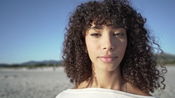 Detailní Záběr Sebevědomé Krásné Mladé Černé Hispánské Kudrnaté Žena Dívá — Stock video