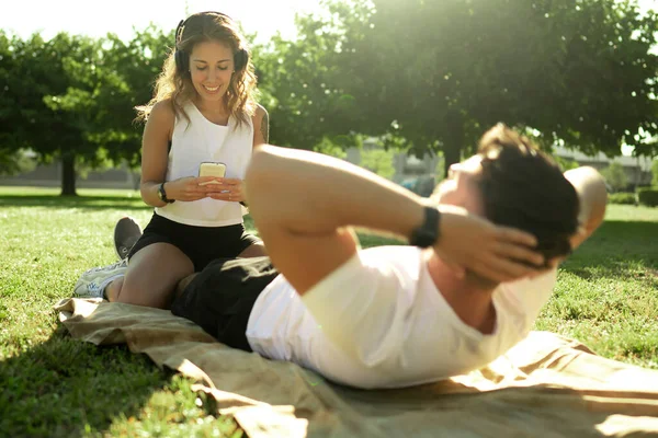 Young Caucasian Couple Trains Abdominal Muscles Park Man Doing Abs — Stock Photo, Image