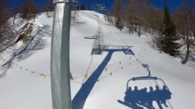 Courmayeur 'daki Mont Blanc kayak merkezinin kablosundan alınan hiperlapse, üzerinde oturan insanların beyaz karının gölgesi olan kış tatili konsepti