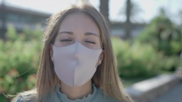 Krásná Sebevědomá Mladá Žena Městě Sundá Svou Covid Coronavirus Bezpečnou — Stock video