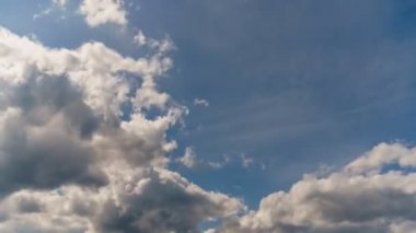 4K uhd gökyüzü mavi gökyüzünde garip beyaz ve gri bulutlar oluşumu ile zaman kavramı