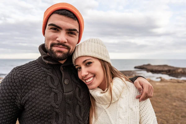 Beautiful Young Couple Love Standing Sea Resort Looking Camera Posing — Stock Photo, Image