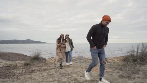 Dos Mujeres Jóvenes Mejores Amigos Abrazan Uno Otro Caminando Detrás — Vídeo de stock