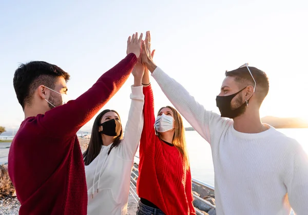 Skupina Přátel Dělá High Five Gesto Společně Nosit Koronavirovou Ochrannou — Stock fotografie