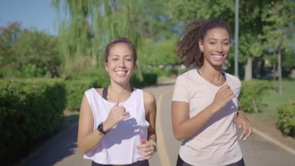 Uhd Slow Motion Close Duas Mulheres Mestiças Felizes Treinando Parque — Vídeo de Stock