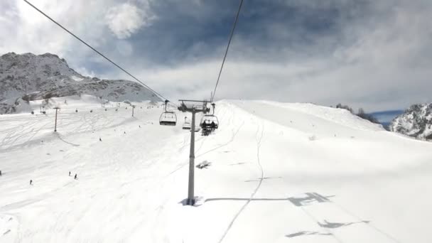 Uhd Hyperlapse Genomen Door Een Stoeltjeslift Die Skiërs Hoog Hellingen — Stockvideo