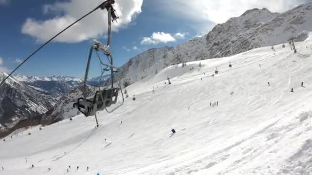 Wakacje Nartach Zimowych Alpach Przerost Widoku Wyciągu Krzesełkowego Szczyt Nad — Wideo stockowe