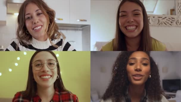Kolaż Wideo Czterech Młodych Kobiet Dzwoniących Pomocą Technologii Wideokonferencji Utrzymujących — Wideo stockowe