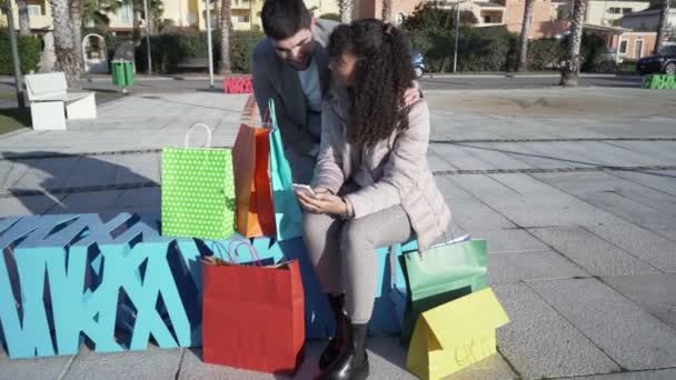 Jovem Casal Clientes Felizes Usando Tecnologia Móvel Para Comprar Line — Vídeo de Stock