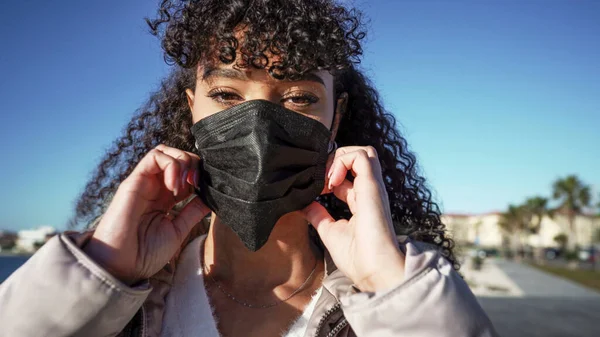 코로나 바이러스 감염을 피하기 마스크를 여성의 사진을 클로즈업 도시에서 세계적 — 스톡 사진