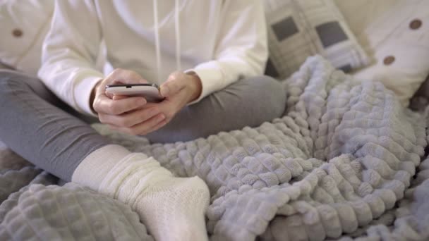 Mujer Joven Irreconocible Obligada Quedarse Casa Pasa Tiempo Sofá Usando — Vídeo de stock