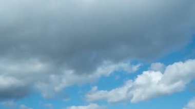 Pürüzsüz bulutlu gökyüzü 4k UHD 4096x2304 hızlı kabarık beyaz bulutlar soldan sağa doğru akıyor. Kümülüs 'ün sürekli akışının çevrilebilir görüntüleri