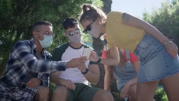 Jovem Grupo Universitário Amigos Usando Smartphone Livre Sentado Parque Cidade — Vídeo de Stock