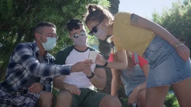 Mladé Vysokoškolské Skupiny Přátel Pomocí Smartphone Venkovní Posezení Městském Parku — Stock video