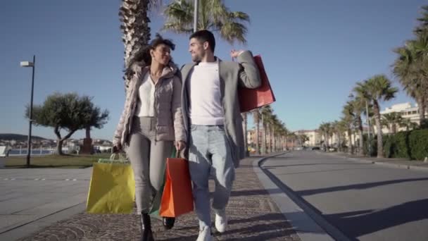 Jovem Feliz Shopaholic Casal Multirracial Andando Abraçado Segurando Vários Sacos — Vídeo de Stock